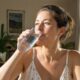Frau trinkt an einem heißen Sommertag ein Glas Wasser